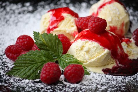 Vanilleeis heiße himbeeren