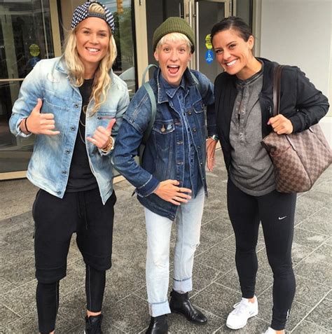 Schnell informiert über die wichtigsten news aus politik, sport, wetter und finanzen sowie spannende themen zu stars, reise, auto und lifestyle. Ashlyn Harris, Megan Rapinoe, Ali Krieger, exploring NYC ...