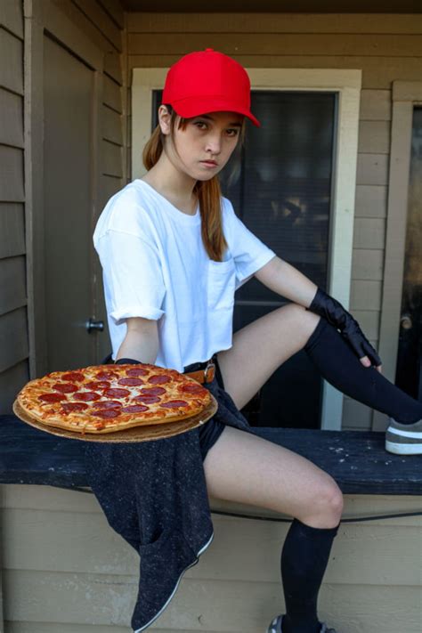 Sivir Cosplay Pizza Delivery Skin 9GAG