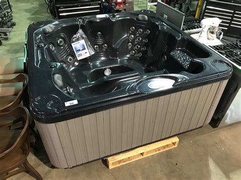 Cal Spas 2018 Hot Tub Light Grey Acrylic Outside Dark Grey Inside 84 X 84 With 40 Ss Jets