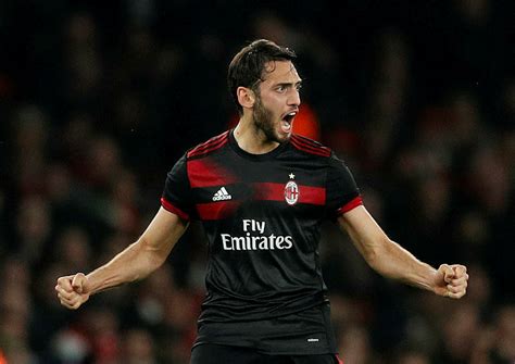 Milan'ın 10 numarası hakan çalhanoğlu'nun galatasaray aşkı depreşti. Galatasaray'da Hakan Çalhanoğlu sesleri - Spor Haberleri