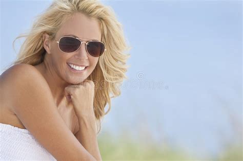 Reizvolle Blonde Frau Im Bikini Gehend In Blaues Pool Stockbild Bild