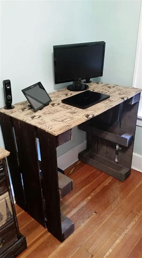 Hallo unzwar bin ich auf der suche nach einem schreibtisch und ich bin auf einen angetroffen nur verstehe ich nicht wieso da eine einfache. DIY Computer Schreibtisch, Entwürfe, für kleine Räume, für ...