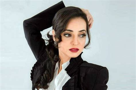 صور سنايا ايراني خلفيات ممثلة الهندية سنايا ايراني عيون الرومانسية