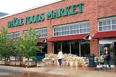 Who owns whole foods grocery chain. Amazon buys grocery chain Whole Foods for $13.7 billion
