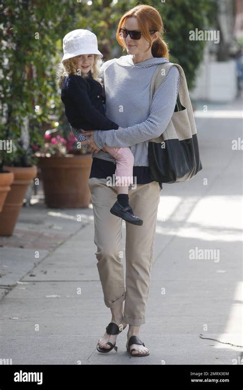 l actrice marcia cross va pour une promenade décontractée avec sa fille prenant le beau soleil
