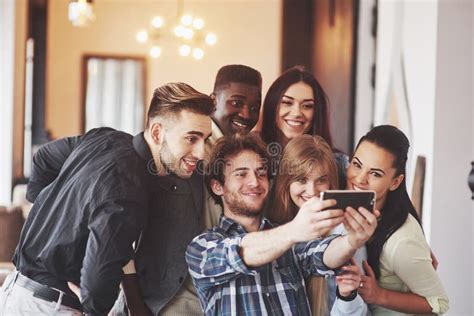 Groupe Multiracial Des Jeunes Prenant Le Selfie Photo Stock Image Du Gens Lifestyle 93360366