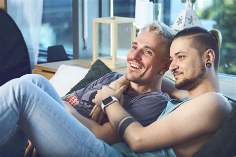 Влюбленная гей пара Как живется в Украине нетрадиционным людям