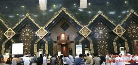 Di masjid yang tersebar di beberapa daerah itu, kamu bisa menikmati sensasi beribadah di bangunan megah yang terus berdiri dan tidak tergoyahkan selama ratusan tahun. Wisata Religi ke Masjid Agung At Tin di Komplek TMII