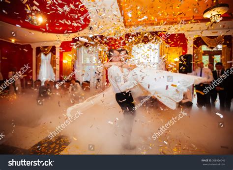 Zdj Cie Stockowe Romantic Couple Dancing On Their Wedding