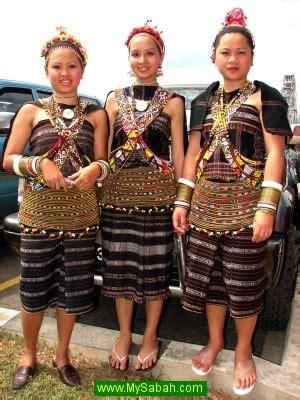 Hiasan ini dibentuk seakan kalung dibuat daripada kain baldu yang dihiasi dengan perak atau emas. Cintailah Rasulullah : ETNIK SABAH: Kepelbagaian Pakaian ...