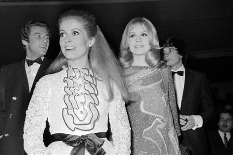 catherine deneuve et francoise dorleac a la premiere de la comedie musicale les demoiselles de