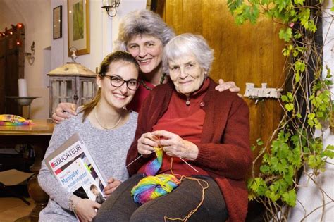 Les femmes au foyer sont moins diplômées que les femmes en couple actives, mais plus diplômées qu'il y a vingt ans. Femme au foyer: un modèle qui dure | generations-plus.ch