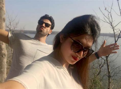 Divyanka Tripathi Clicks A Selfie With Husband Vivek Dahiya Divyanka Tripathi’s Obsession With