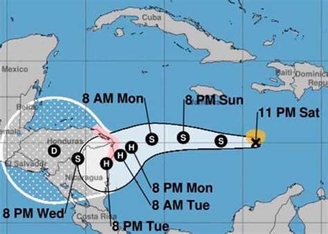 Según el centro de huracanes, ana es una tormenta subtropical porque está mezclada con un sistema de bajas presiones pero sigue teniendo algunas características tropicales. La tormenta tropical "ETA" se formó cerca de Quintana Roo
