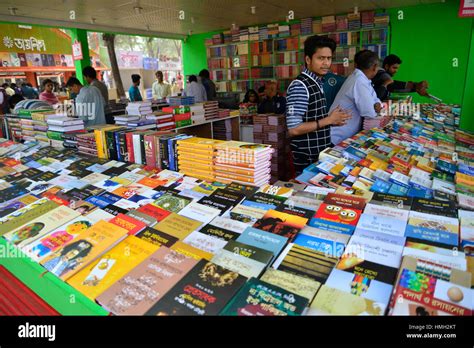 Dhaka Bangladesh 03rd Feb 2017 Bangladeshi Shoppers Brows Books At