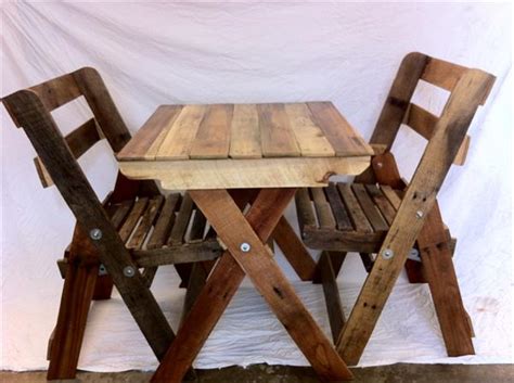 These are perfect for taking to a bbq or on a camping trip as the foldable design makes them very easy to store and transport. Pallet Folding Chairs and Table | Pallet Furniture Plans