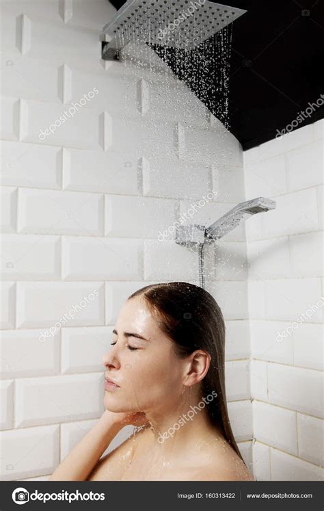 Hermosa mujer joven desnuda tomando ducha en el baño fotografía de stock piotr marcinski
