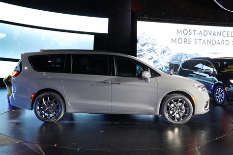 2021 Chrysler Voyager Lacks Another Pacifica Feature Carbuzz