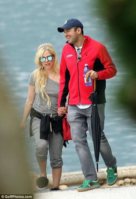 Avril Lavigne Walks Hand In Hand With Phillip Sarofim In Lake Como