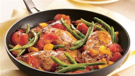 Si buscas un platillo calientito y reconfortante, disfruta de esta receta de caldo de pollo con verduras casero, es súper fácil. Receta de Pollo con Verduras a la Jardinera | QueRicaVida.com