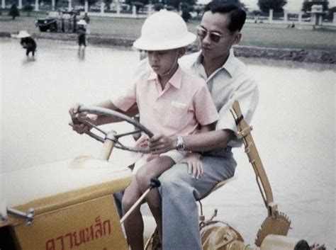 ธนากิต, พระราชประวัติ 9 รัชกาลและพระบรมราชินี, สุวีริยาสาส์น, พ.ศ. ในหลวง ร.9 ทรงมีพระกิริยาตื่นเต้นเป็นพิเศษ.. เรื่องเล่า ...