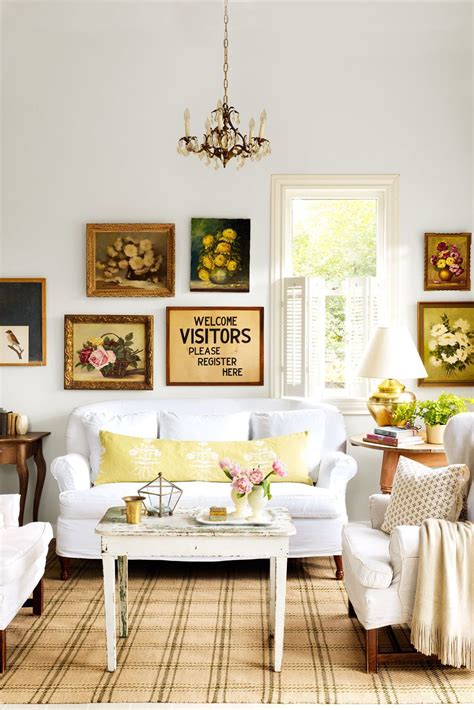 The Art Is The Star Of The Show Country Style Living Room Shabby Chic