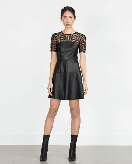 Modèle à imprimé floral pour un look estival ou à sequins pour un look du soir, la robe longue est parfaite pour toutes les occasions. Zara femme robe de soirée