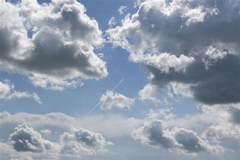 무료 이미지 자연 수평선 구름 화이트 햇빛 전망 낮 천국 적운 푸른 로켓 파란 하늘 평면도 기상 현상