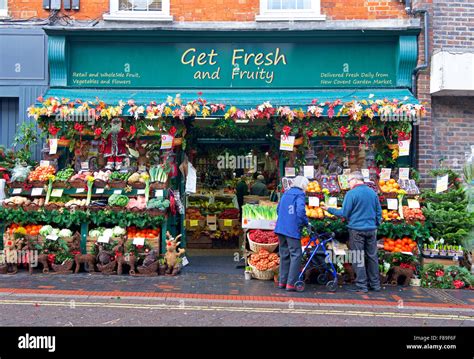 greengrocers vegetables shop fotos e imágenes de stock alamy