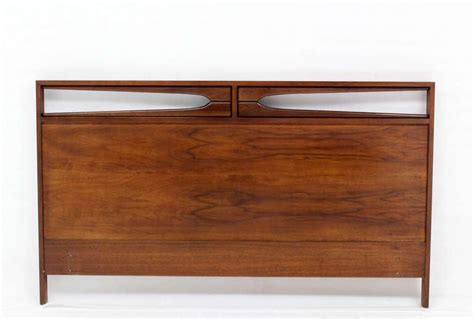 There is a range of mid century modern headboards for sale on 1stdibs. Mid Century Modern Walnut Queen Size Headboard at 1stdibs