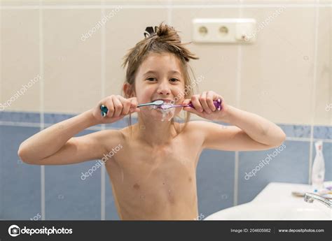 Kleines Mädchen Putzt Zähne Mit Zwei Bürsten Stomatologie Mundgesundheit Stockfotografie