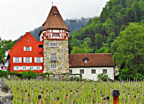 Das haus liechtenstein zählt zu den ältesten österreichischen adelsfamilien, den sogenannten „apostelgeschlechtern. Rotes Haus, Red House, Liechtenstein | Snuffy | Flickr