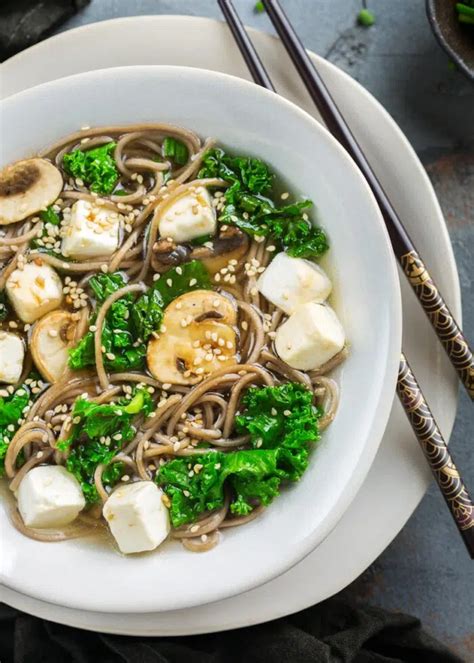 Fideos Soba De Harina De Trigo Sarraceno Con Verduras Y Pollo