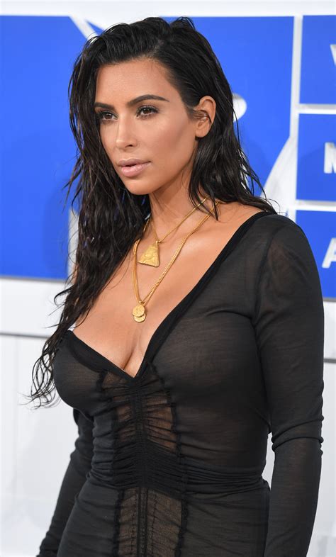 Kim kardashian west is officially a billionaire. KIM KARDASHIAN | FOTO | COPERTINA | NUDA | COMPLEANNO