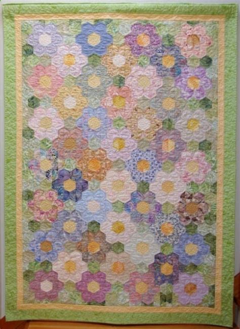 Whether you're a novice quilter or you have years of experience, these quilt projects will keep your sewing machine humming! grandmothers flower garden | EASY GRANDMOTHERS FLOWER ...