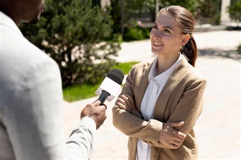 Mujer Entrevistada Por Un Periodista Foto Premium