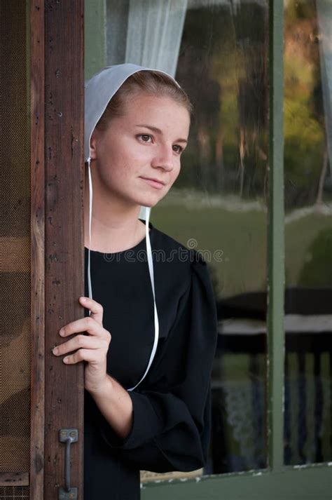 Femme Amish Dans La Robe Bleue Et Cap Noir Dans Le Domaine Image Stock Image Du Photographie