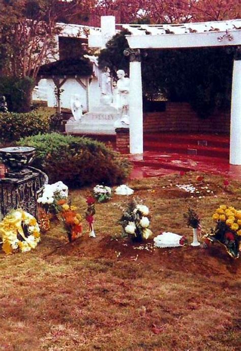 On a recent trip to graceland september 25, 2020 i didn't realize what the construction directly behind elvis grave was.until graceland announced the. 1977- This is Elvis final Resting place at Graceland where ...