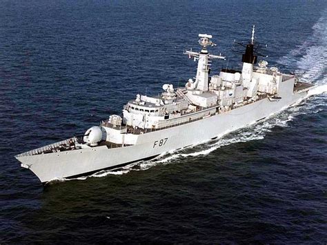 Si può essere un ammiraglio di una flotta marina e condurre numerose navi da guerra, portaerei, cacciatorpediniere. Nave da guerra - Forze Armate - Sfondi Desktop GRATIS
