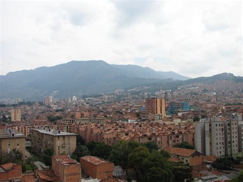 Medellin Colombia Montañas Y Barrios Buenos Aires La M Iván