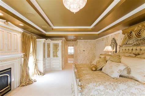Just 20 miles from manhattan, 60 miles from the hamptons and 3 miles from the americana manhasset, long island's gold coast puts you in the center of everything. Gold Bedroom with Custom Window Treatments and Bedding ...