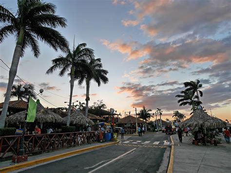 Auf dem gebiet der nicaraguanischen hauptstadt managua ist offenbar ein meteorit. Nicaragua: MANAGUA: Seepromenade am Managuasee, Lago ...