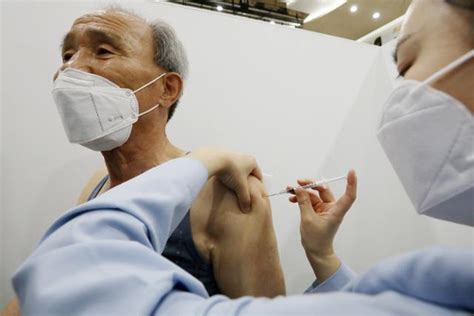 미 보건당국은 코로나 기원 재조사를 이어가는 한편, 7월 4일까지 백신 1차 접종률 70%를 달성하기 위해 연일 접종도 독려하고 있습니다. 코로나19 1분기 백신 접종률 85.6%..신규 사망신고 2건