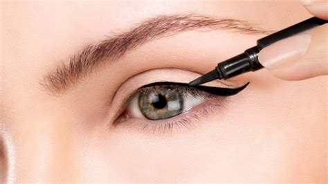 Eyeliner Nasıl Çekilir En Kolay Ve Kuyruklu Eyeliner Sürmenin Yolları Mahmure