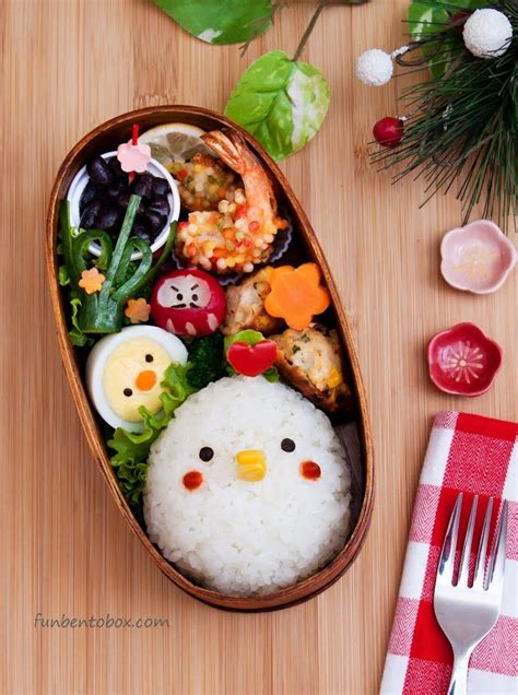 The 3 layers are perfect so that you can keep your food separated and include a variety of foods for your meal. YEAR OF THE ROOSTER BENTO BOX | Ide makanan, Makanan ...