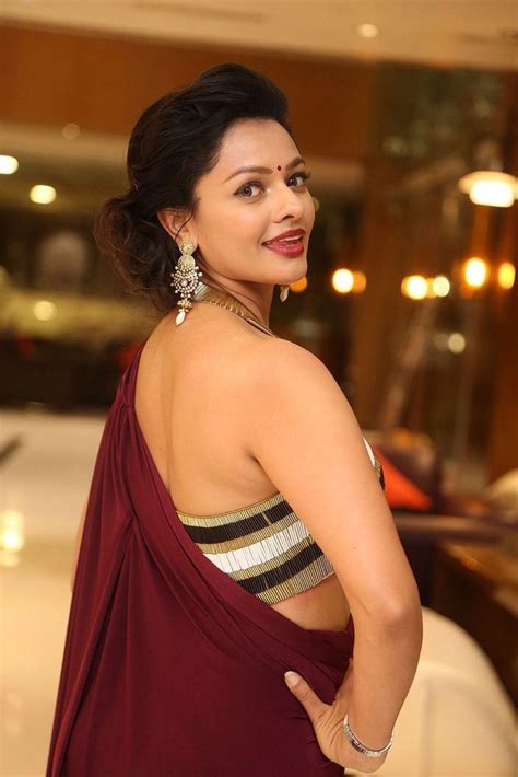 Pin By Sanjay Menavan On Actresses Sarees Pooja Kumar Oscars Red