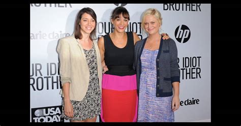 aubrey plaza rashida jones et amy poehler lors de l avant première du film our idiot brother à