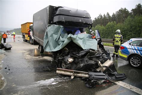 Neumarktaktuell - Tödlicher Unfall auf Autobahn: Lkw-Fahrer rast in