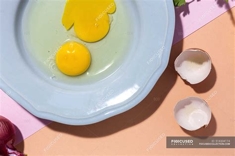 Vista Aérea De Huevos Crudos En Plato Contra Cáscaras De Huevo Y